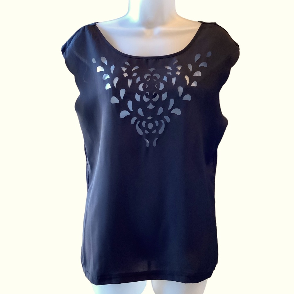 Top Black With Cutouts On the Front Scalloped Sleeveless Armholes Size Large